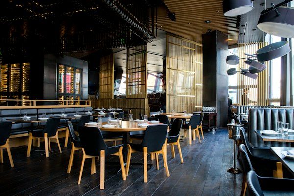 Salle de restaurant contemporaine